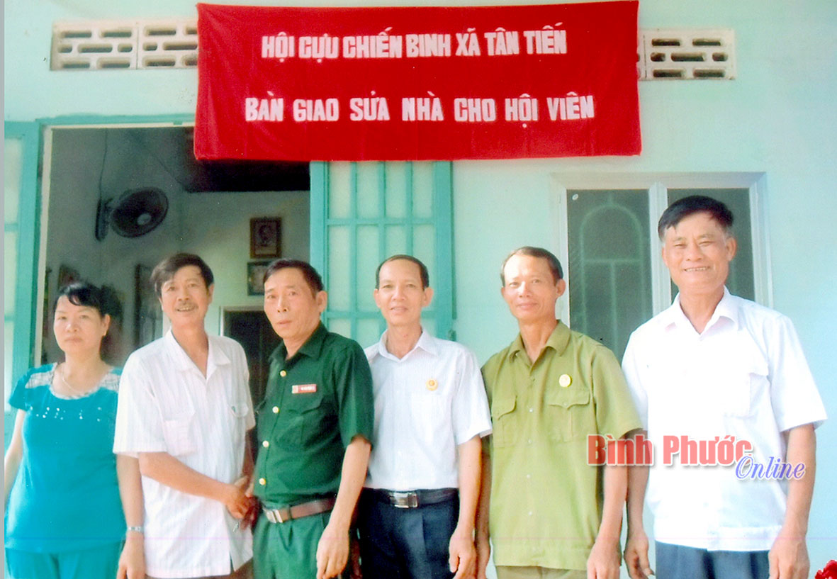 Ông Vũ Văn Thái (thứ hai từ trái qua) cùng hội viên cựu chiến binh xã Tân Tiến tại lễ bàn giao nhà cho hội viên khó khăn