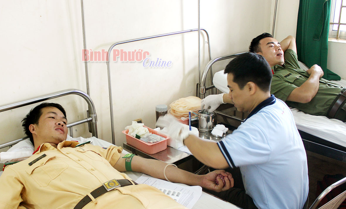 Cán bộ, chiến sĩ Công an tỉnh tham gia hiến máu tình nguyện