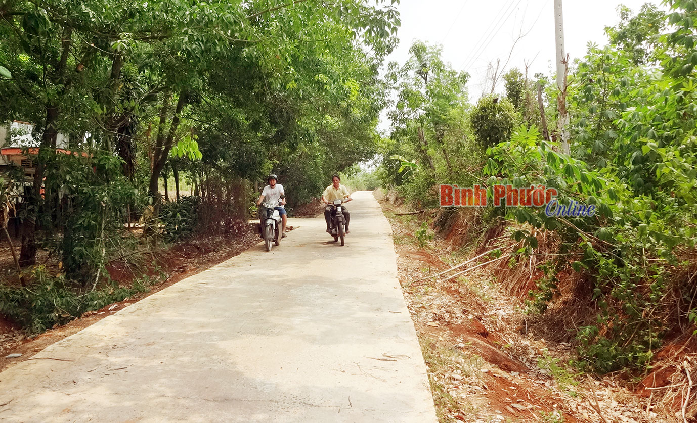 Nhờ dân vận khéo, người dân xã An Khương sẵn sàng hiến đất để làm những tuyến đường bê tông thẳng đẹp (trong ảnh là đoạn thuộc tổ 3, ấp 7)