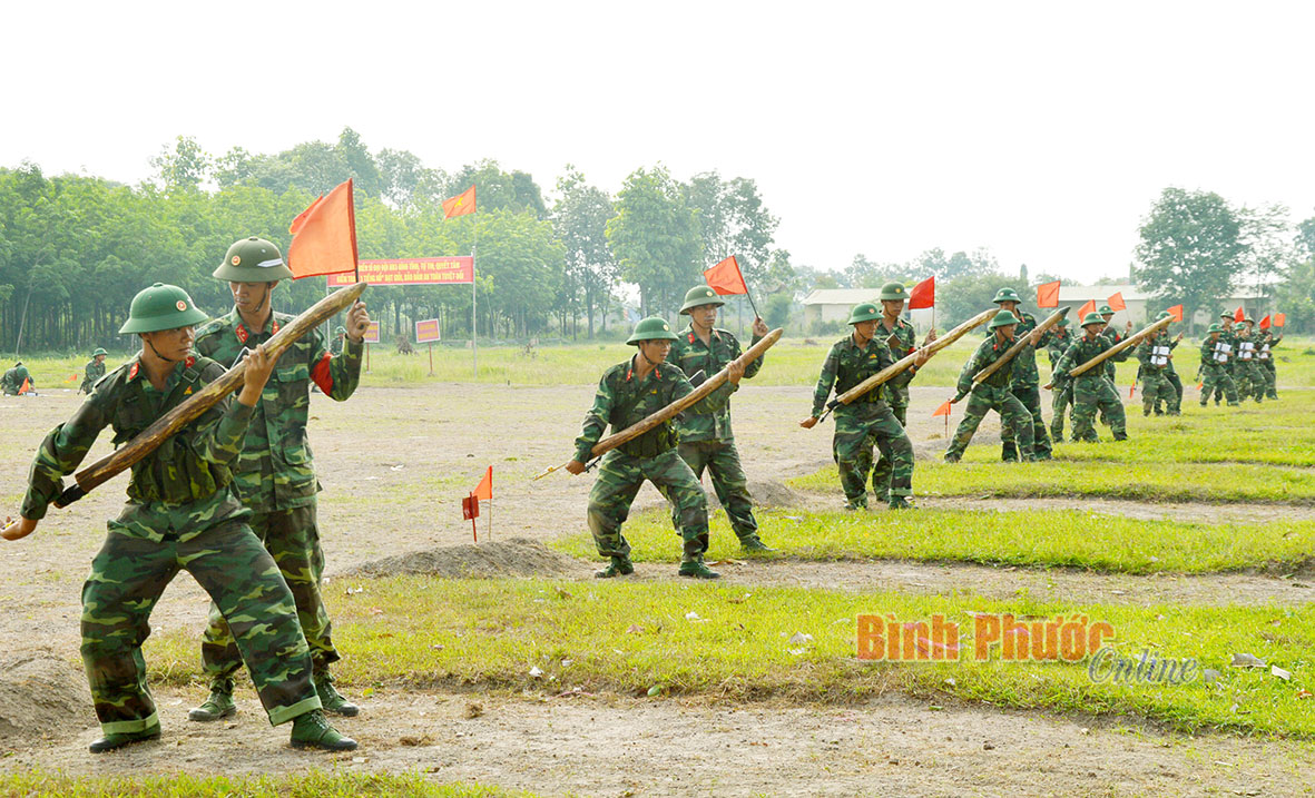 ​Chiến sĩ mới t&iacute;ch cực huấn luyện tr&ecirc;n thao trường