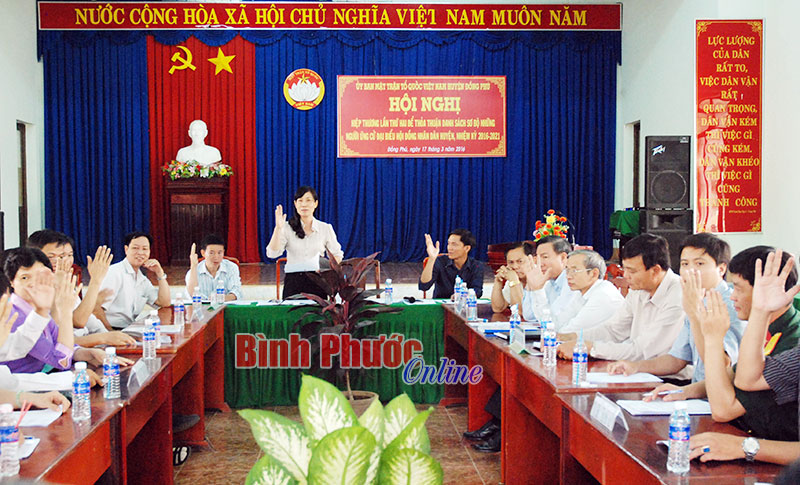 C&aacute;c đại biểu biểu quyết thống nhất danh s&aacute;ch sơ bộ những người ứng cử đại biểu HĐND huyện nhiệm kỳ 2016-2021 tại hội nghị hiệp thương lần hai