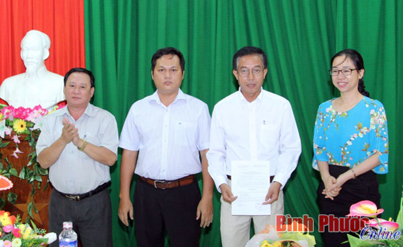 Đồng ch&iacute; Trần Văn Danh, Ph&oacute; b&iacute; thư Thường trực Đảng ủy khối cơ quan D&acirc;n Ch&iacute;nh Đảng trao quyết định chuẩn y th&agrave;nh lập Ủy ban kiểm tra Đảng ủy cơ sở B&aacute;o B&igrave;nh Phước