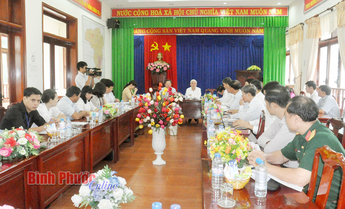  Đồng chí Bí thư Tỉnh ủy Nguyễn Văn Lợi biểu dương công tác chuẩn bị bầu cử của thị xã Bình Long