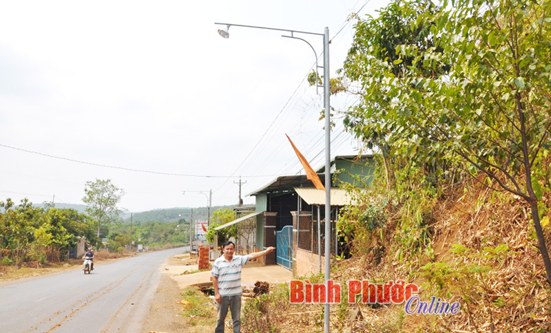 Đèn đường chiếu sáng ở xã Bom Bo đã đem lại hiệu quả thiết thực và được đông đảo người dân đồng tình ủng hộ