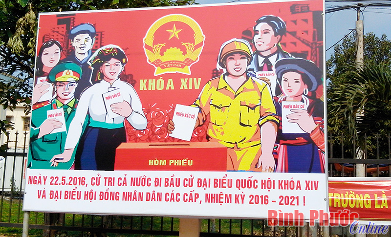 Pa-nô tuyên truyền bầu cử dựng ngay ngắn ở ngã tư trung tâm xã Bom Bo