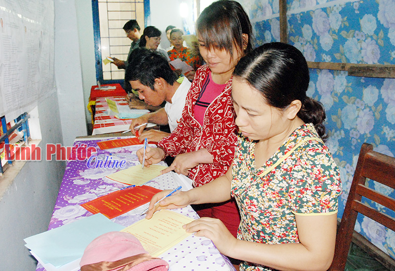 Cử tri huyện Đồng Phú đang lựa chọn những đại biểu dân cử đủ đức, đủ tài
