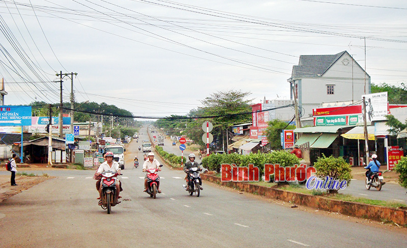 Giao thông thuận tiện đã góp phần thúc đẩy phát triển kinh tế của xã (trong ảnh: Đường ĐT741, đoạn qua xã Bù Nho)
