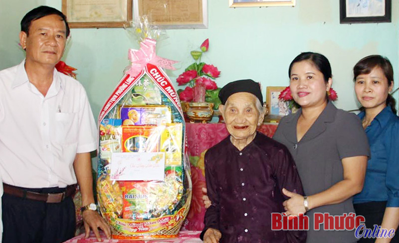 B&agrave; Trần Tuệ Hiền (thứ hai, b&ecirc;n phải) v&agrave; l&atilde;nh đạo thị x&atilde; thăm, ch&uacute;c tết B&iacute;nh Th&acirc;n 2016 Mẹ Việt Nam anh h&ugrave;ng Mai Thị Hai ở phường Long Thủy, thị x&atilde; Phước Long
