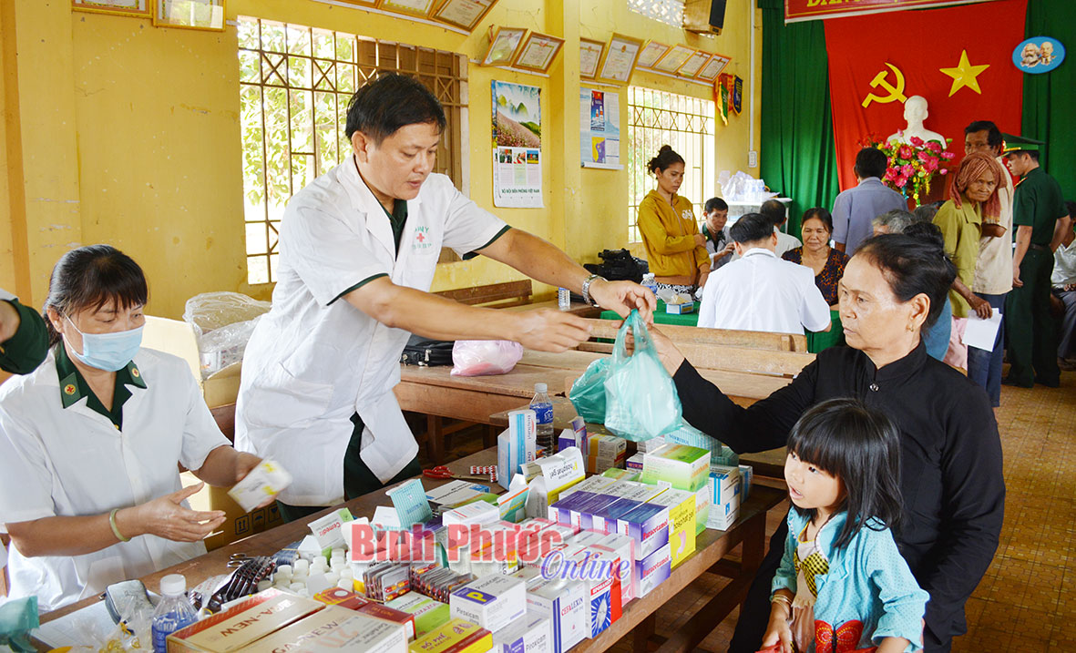 Quân y Bộ đội Biên phòng Bình Phước cấp thuốc cho bệnh nhân thuộc hộ nghèo ở ấp Vườn Bưởi