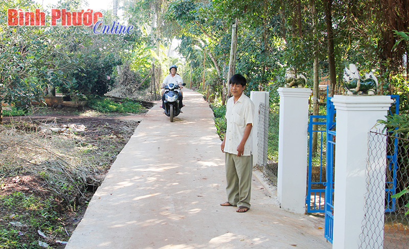 Đường nông thôn mới ở khu phố Ninh Thịnh, thị trấn Lộc Ninh được làm từ vốn do dân đóng góp và hỗ trợ của nhà nước - Ảnh: S.H