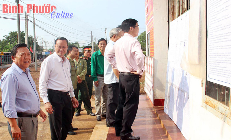 Th&agrave;nh vi&ecirc;n đo&agrave;n c&ocirc;ng t&aacute;c tỉnh, huyện kiểm tra thực tế tại th&ocirc;n Phước Sơn, x&atilde; Đức Hạnh - Ảnh: Vũ Thuy&ecirc;n