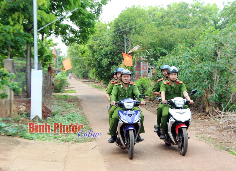 Tổ tuần tra vũ trang làm nhiệm vụ tại thôn Tân Phú, xã Bù Nho