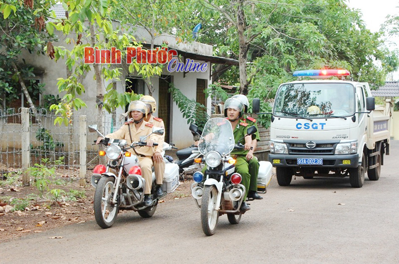 Lực lượng công an tuần tra giao thông cơ động tại tuyến đường trên địa bàn thôn Phú Nguyên (xã Phú Riềng)