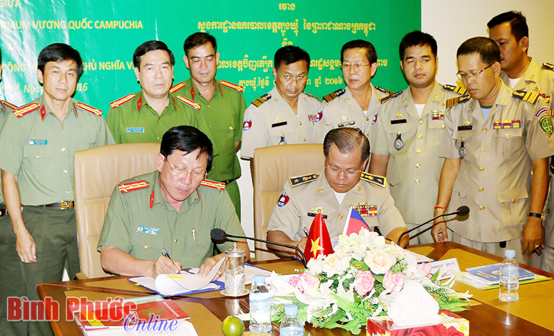 L&atilde;nh đạo c&ocirc;ng an hai tỉnh k&yacute; kết bi&ecirc;n bản hợp t&aacute;c ph&ograve;ng chống tội phạm