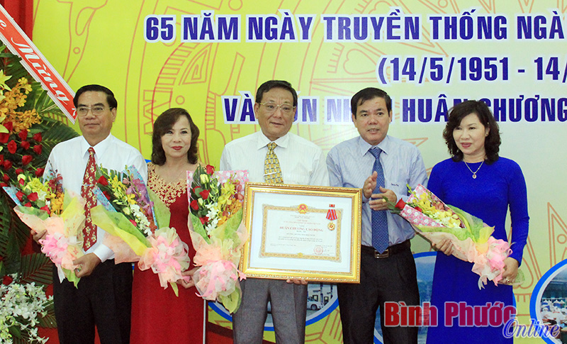 Thừa ủy quyền của Chủ tịch nước, Ph&oacute; chủ tịch UBND tỉnh Trần Ngọc Trai trao Hu&acirc;n chương Lao động hạng Nh&igrave; cho tập thể c&aacute;n bộ, c&ocirc;ng chức, lao động ng&agrave;nh c&ocirc;ng thương