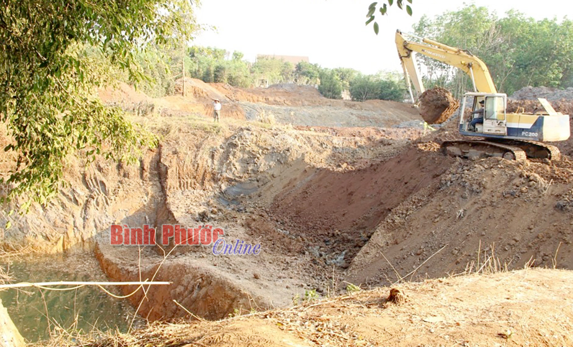 &Ocirc;ng Phạm Văn L&yacute;, ấp Phước Tiến, x&atilde; Hưng Phước đ&atilde; đầu tư 325 triệu đồng để đ&agrave;o ao, khoan giếng t&igrave;m nguồn nước tưới ti&ecirc;u.( chiếc xe m&uacute;c n&agrave;y phải qua 3 tầng lấy đất chồng l&ecirc;n đất, bờ chồng l&ecirc;n bờ mới t&igrave;m được nguồn nước.)