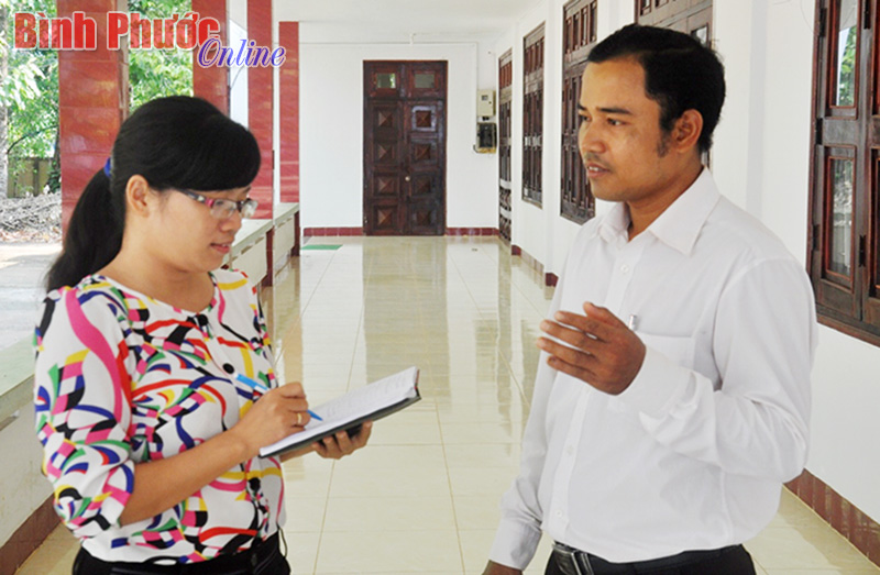 Anh Điểu Hải trao đổi với ph&oacute;ng vi&ecirc;n b&ecirc;n lề hội nghị tiếp x&uacute;c cử tri thị x&atilde; B&igrave;nh Long