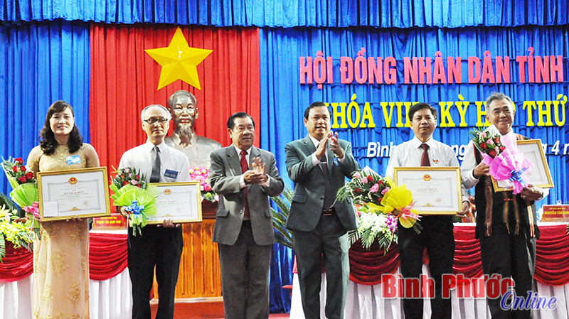 4 tập thể c&oacute; th&agrave;nh t&iacute;ch xuất sắc trong hoạt động của HĐND tỉnh kh&oacute;a VIII, nhiệm kỳ 2011-2016 nhận bằng khen của Chủ tịch UBND tỉnh