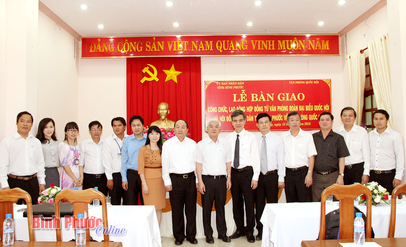 Đoàn chụp hình lưu niệm tại buổi lễ