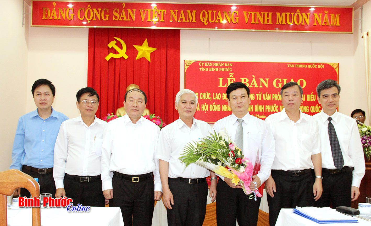 Trao quyết định của Chủ nhiệm Văn phòng Quốc hội điều động ông Vũ Ngọc Long, Phó chánh văn phòng Đoàn ĐBQH và HĐND tỉnh đến nhận công tác tại văn phòng Đoàn ĐBQH tỉnh Bình Phước