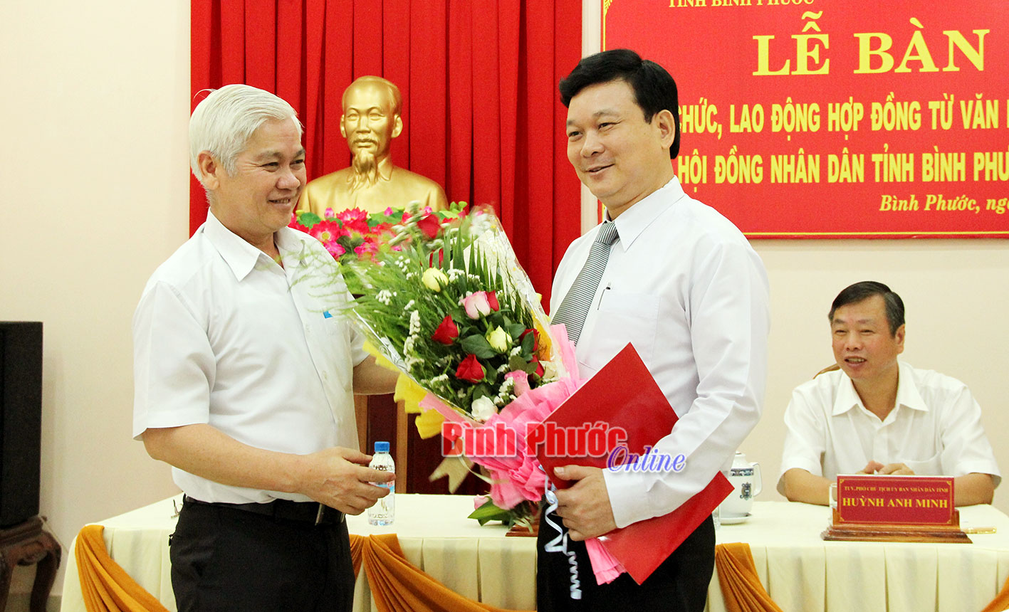 Trao quyết định của Chủ nhiệm Văn phòng Quốc hội điều động ông Vũ Ngọc Long, Phó chánh văn phòng Đoàn ĐBQH và HĐND tỉnh đến nhận công tác tại văn phòng Đoàn ĐBQH tỉnh Bình Phước