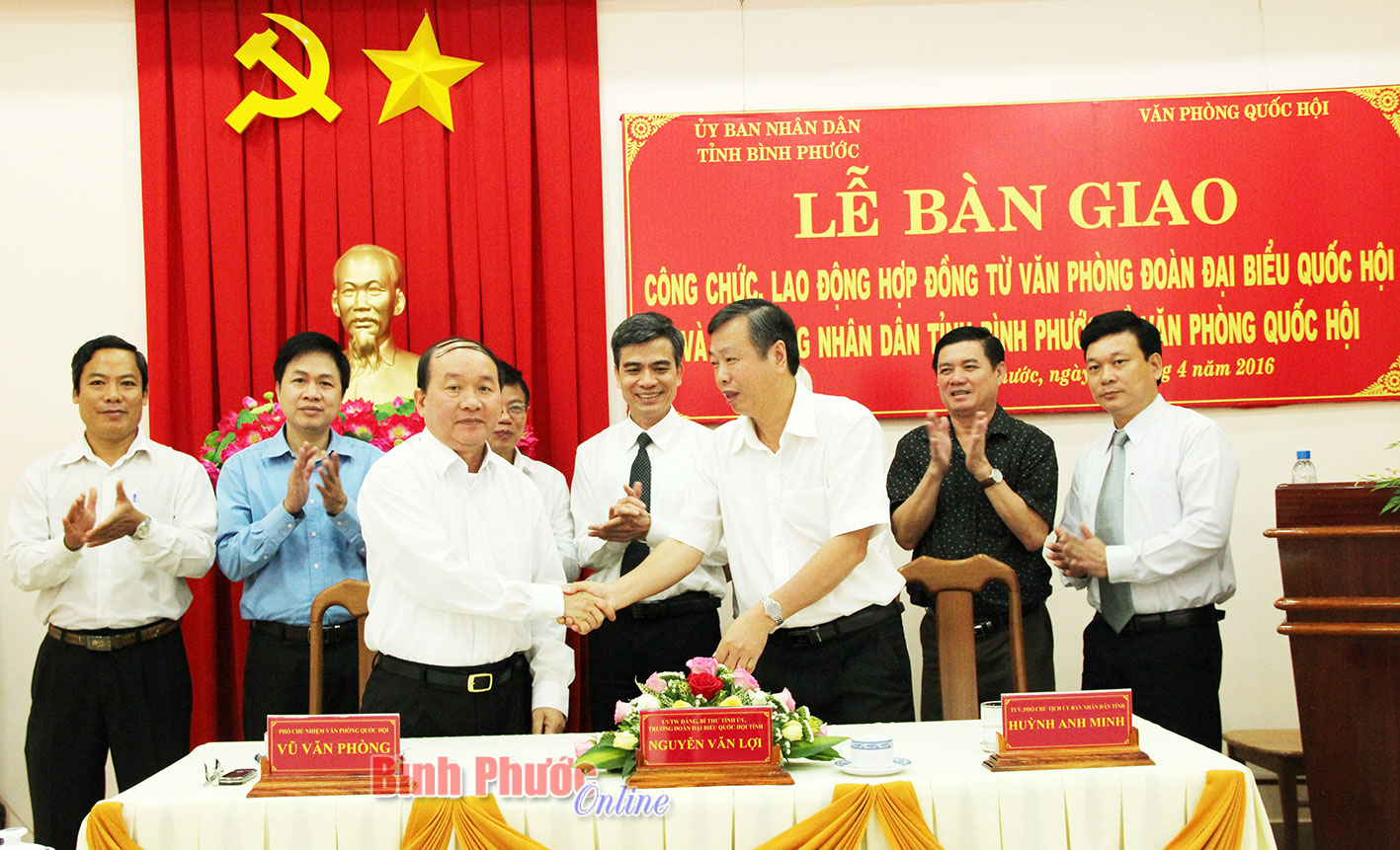 Đại diện Văn ph&ograve;ng Quốc hội v&agrave; UBND tỉnh B&igrave;nh Phước k&yacute; bi&ecirc;n bản b&agrave;n giao 9 c&ocirc;ng chức, người lao động