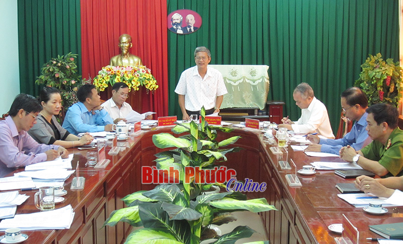 Bí thư Thị ủy Huỳnh Quang Tiên kết luận tại cuộc họp