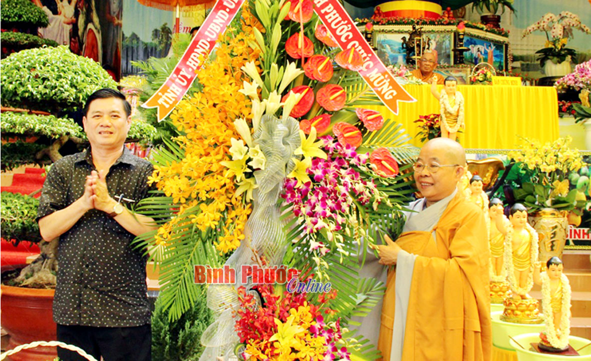 Ông Phạm Thành Chung, Phó giám đốc Sở Nội vụ tặng lặng hoa chúc mừng đại lễ Phật đản