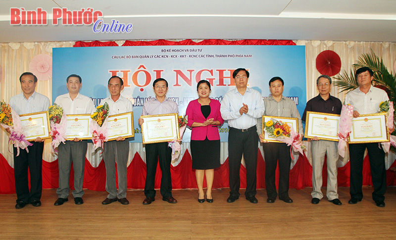 Phó Bí thư Thường trực Tỉnh ủy Bình Phước Trần Tuệ Hiền trao tặng bằng khen của Bộ Kế hoạch và Đầu tư cho 7 đơn vị xuất sắc trong phong trào thi đua năm 2015