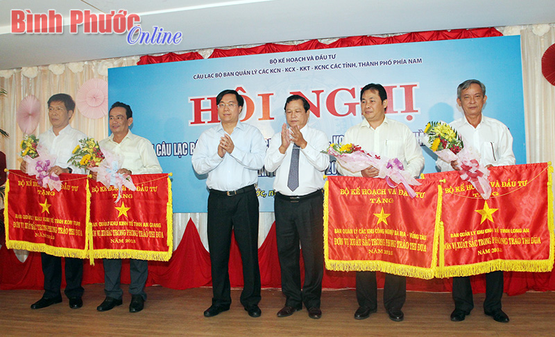 Chủ tịch UBND tỉnh Bình Phước Nguyễn Văn Trăm trao tặng cờ của Bộ Kế hoạch và Đầu tư cho 4 đơn vị xuất sắc trong phong trào thi đua năm 2015
