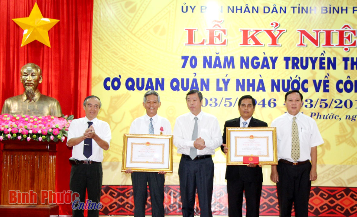 Ph&oacute; chủ tịch UBND tỉnh Huỳnh Anh Minh trao Hu&acirc;n chương Lao động hạng nh&igrave; cho Ban d&acirc;n tộc v&agrave; &ocirc;ng Huỳnh Thanh, nguy&ecirc;n Trưởng ban D&acirc;n tộc tỉnh