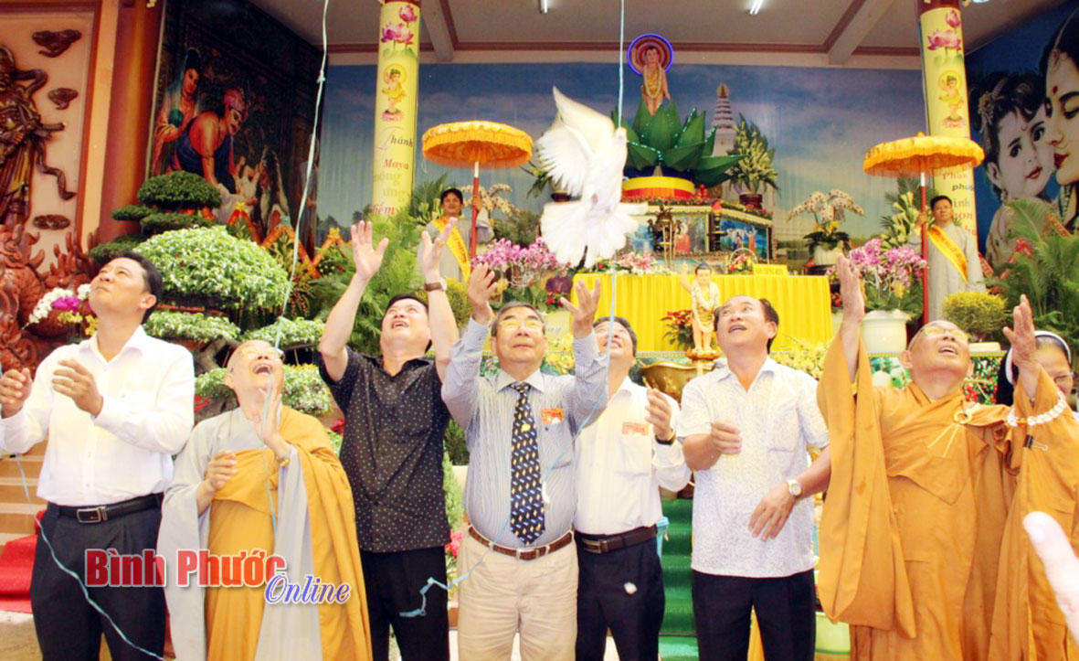 Các đại biểu cùng thả bong bóng và chim bồ câu cầu hòa bình, quốc thái dân an