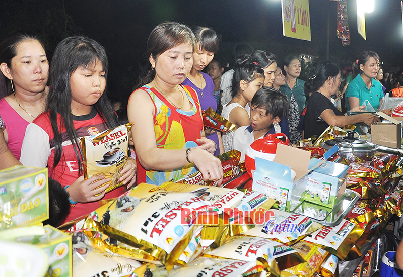 Người dân hài lòng với hàng Việt tại phiên chợ