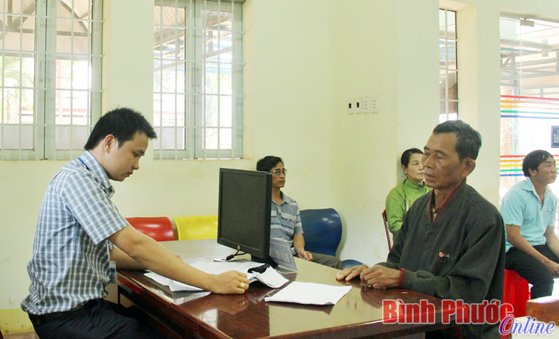 Hướng dẫn người d&acirc;n l&agrave;m thủ tục tại bộ phận một cửa UBND huyện B&ugrave; Đăng