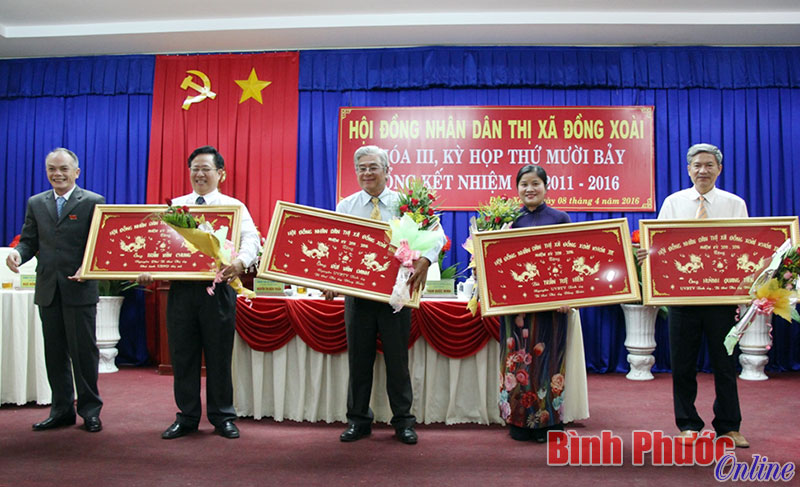 Đại diện HĐND thị x&atilde; kh&oacute;a III tặng qu&agrave; tri &acirc;n c&aacute;c đồng ch&iacute; nguy&ecirc;n l&agrave; l&atilde;nh đạo thị x&atilde; qua c&aacute;c thời kỳ