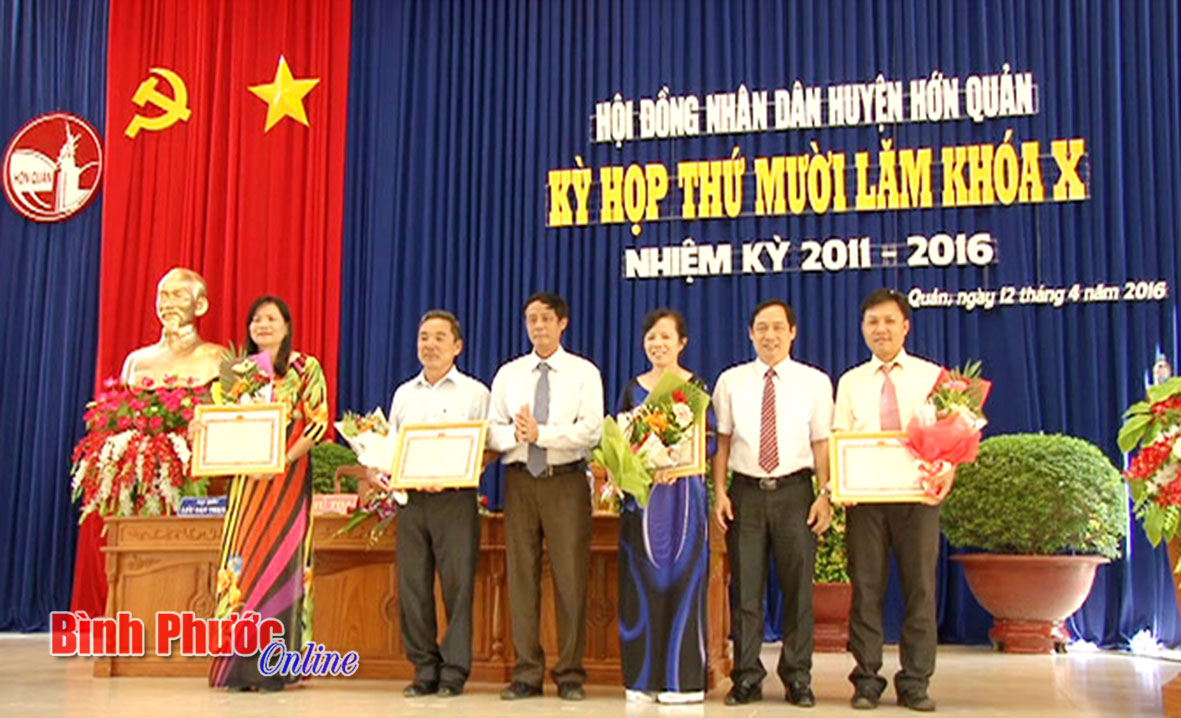 Tập thể, c&aacute; nh&acirc;n, c&oacute; th&agrave;nh t&iacute;ch xuất sắc trong c&ocirc;ng t&aacute;c hoạt động HĐND nhiệm kỳ 2011-2016 được được khen thưởng tại kỳ họp