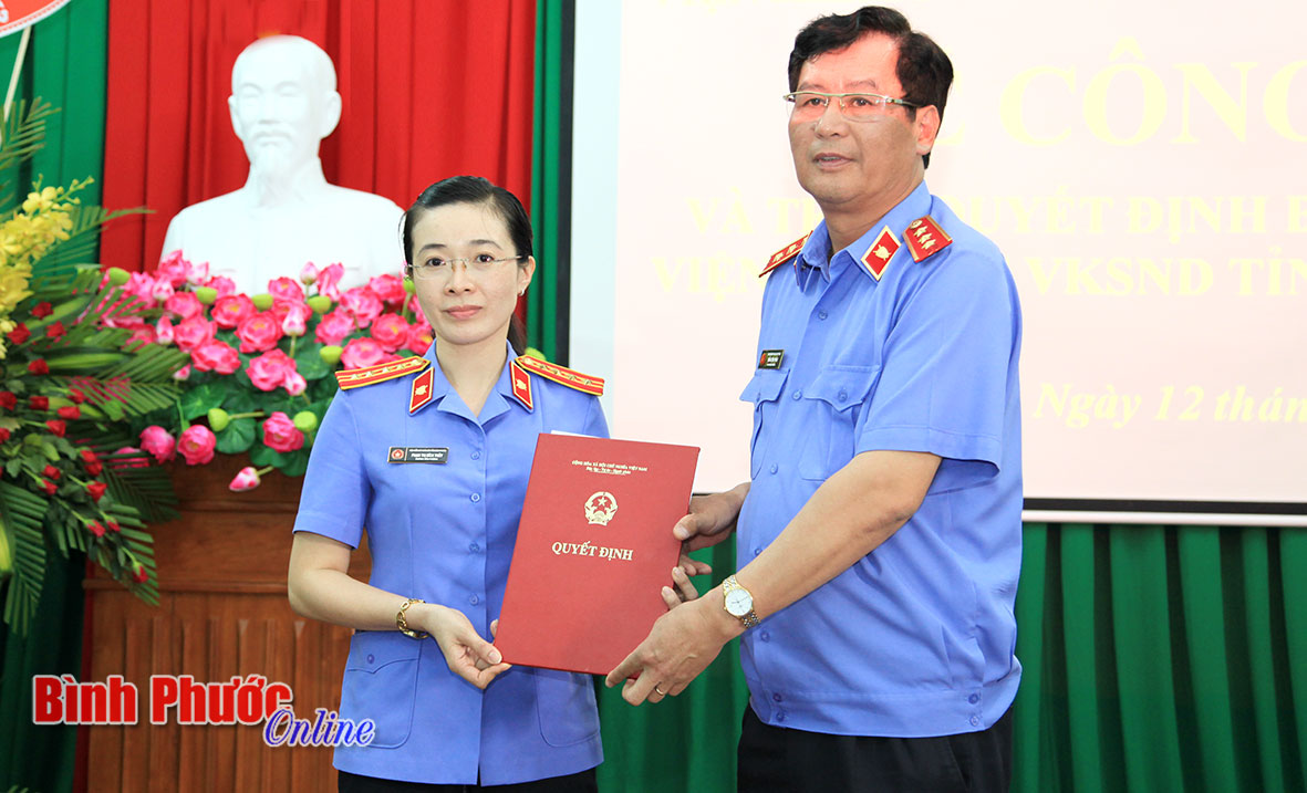 Viện phó  Viện kiểm sát nhân dân tối cao Trần Công Phàn trao quyết định chobổ nhiệm bà Phạm Thị Bích Thủy
