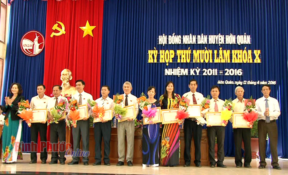Tập thể, c&aacute; nh&acirc;n, c&oacute; th&agrave;nh t&iacute;ch xuất sắc trong c&ocirc;ng t&aacute;c hoạt động HĐND nhiệm kỳ 2011-2016 được được khen thưởng tại kỳ họp