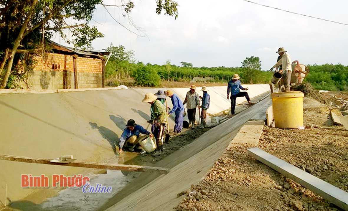 Công nhân đang gấp rút hoàn thành công trình