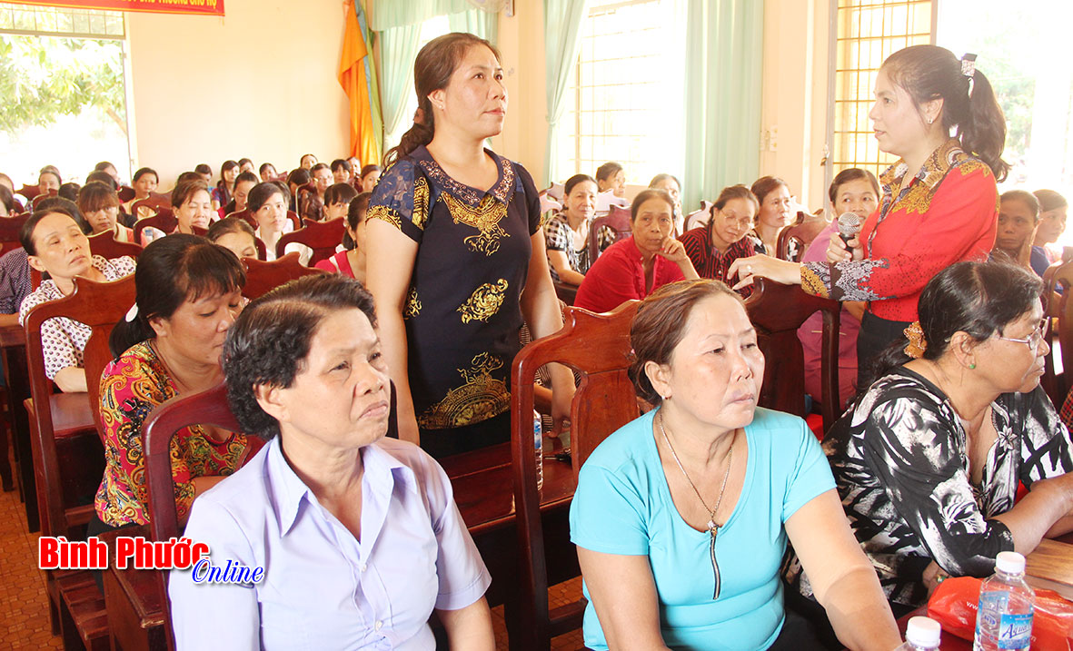 Chủ tịch Hội Li&ecirc;n hiệp phụ nữ tỉnh Nguyễn Thị Xu&acirc;n H&ograve;a (phải) trao đổi với c&aacute;n bộ hội về c&aacute;ch thức tuy&ecirc;n truyền bầu cử