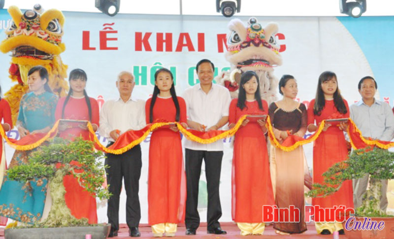 Lãnh đạo tỉnh cắt băng khai mạc hội chợ