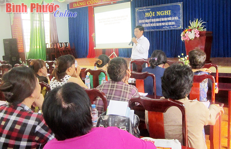 Ông Lê Khắc Nguyên, Phó chủ tịch Hội Nông dân tỉnh phổ biến pháp luật cho cán bộ hội nông dân cơ sở