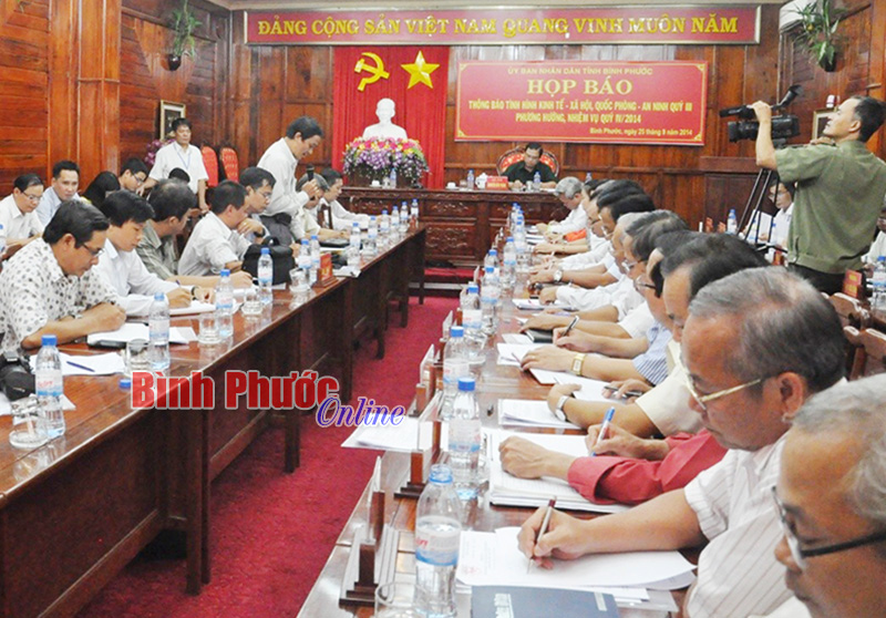 Việc ghi bi&ecirc;n bản cuộc họp, dự thảo kết luận của người chủ tr&igrave; gửi về UBND tỉnh kh&ocirc;ng qu&aacute; 2 ng&agrave;y l&agrave;m việc kể từ ng&agrave;y kết th&uacute;c cuộc họp, hội nghị. Trong ảnh: Một buổi họp b&aacute;o th&ocirc;ng b&aacute;o t&igrave;nh h&igrave;nh KT-XH, QP-AN do UBND tỉnh tổ chức