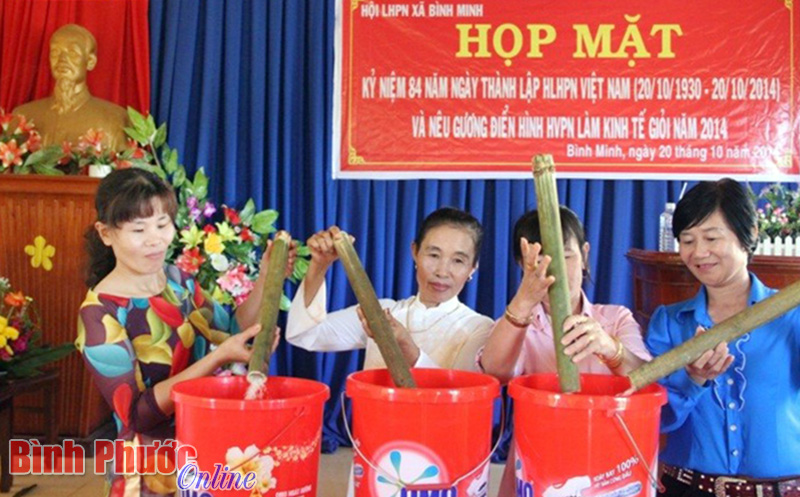 Hội viên Hội Phụ nữ xã Bình Minh đóng góp gạo xây quỹ giúp phụ nữ nghèo