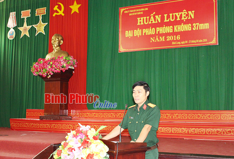 Trung tá Phạm Văn Tiền, Trưởng ban phòng không, Bộ chỉ huy Quân sự tỉnh phát biểu tại lễ khai giảng  