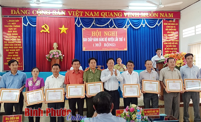 C&aacute;c tổ chức cơ sở  đảng v&agrave; c&aacute; nh&acirc;n được khen thưởng tại hội nghị