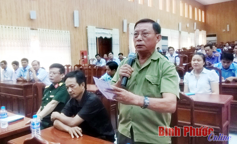 Cử tri Kiều Xu&acirc;n Diện ở ấp 3, x&atilde; Thiện Hưng đ&oacute;ng g&oacute;p &yacute; kiến tại buổi tiếp x&uacute;c