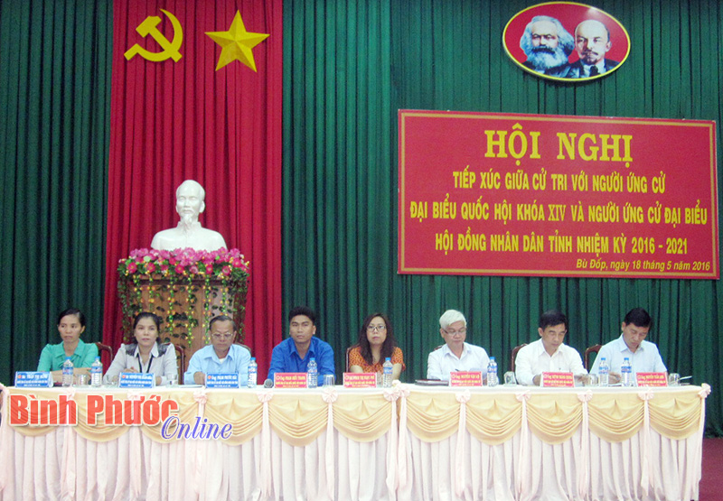 C&aacute;c ứng cử vi&ecirc;n đại biểu quốc hội v&agrave; đại biểu HĐND tỉnh tiếp x&uacute;c với cử tri huyện B&ugrave; Đốp