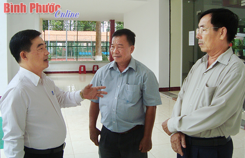 Ông Huỳnh Thành Chung (thứ nhất bên trái) trao đổi với cử tri bên lề hội nghị tiếp xúc cử tri