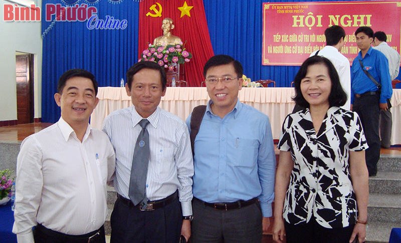 Ông Huỳnh Thành Chung (bìa trái) và cử tri sau hội nghị tiếp xúc cử tri